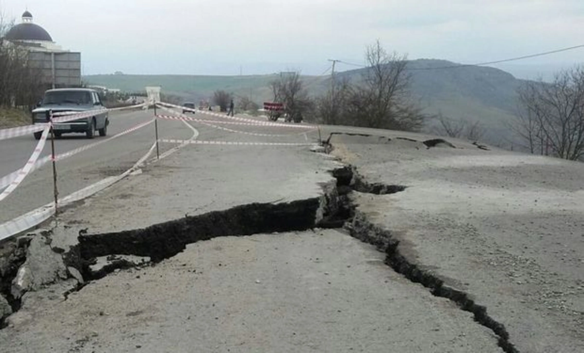 Cənub rayonlarında torpaq sürüşməsi: yollar dağılıb